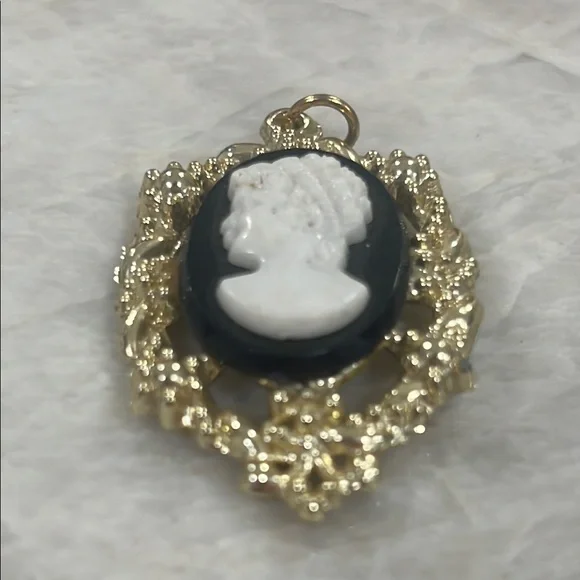 Gold and Black Cameo Pendant - Picture 3 of 4